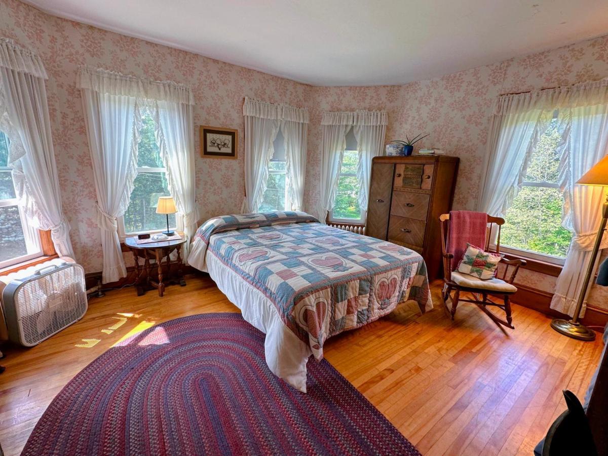 Whitefield Private 2 Bedrooms And 1 Bathroom In Grand Victorian Home In The Heart Of The Whiite Mountains! Great Host מראה חיצוני תמונה