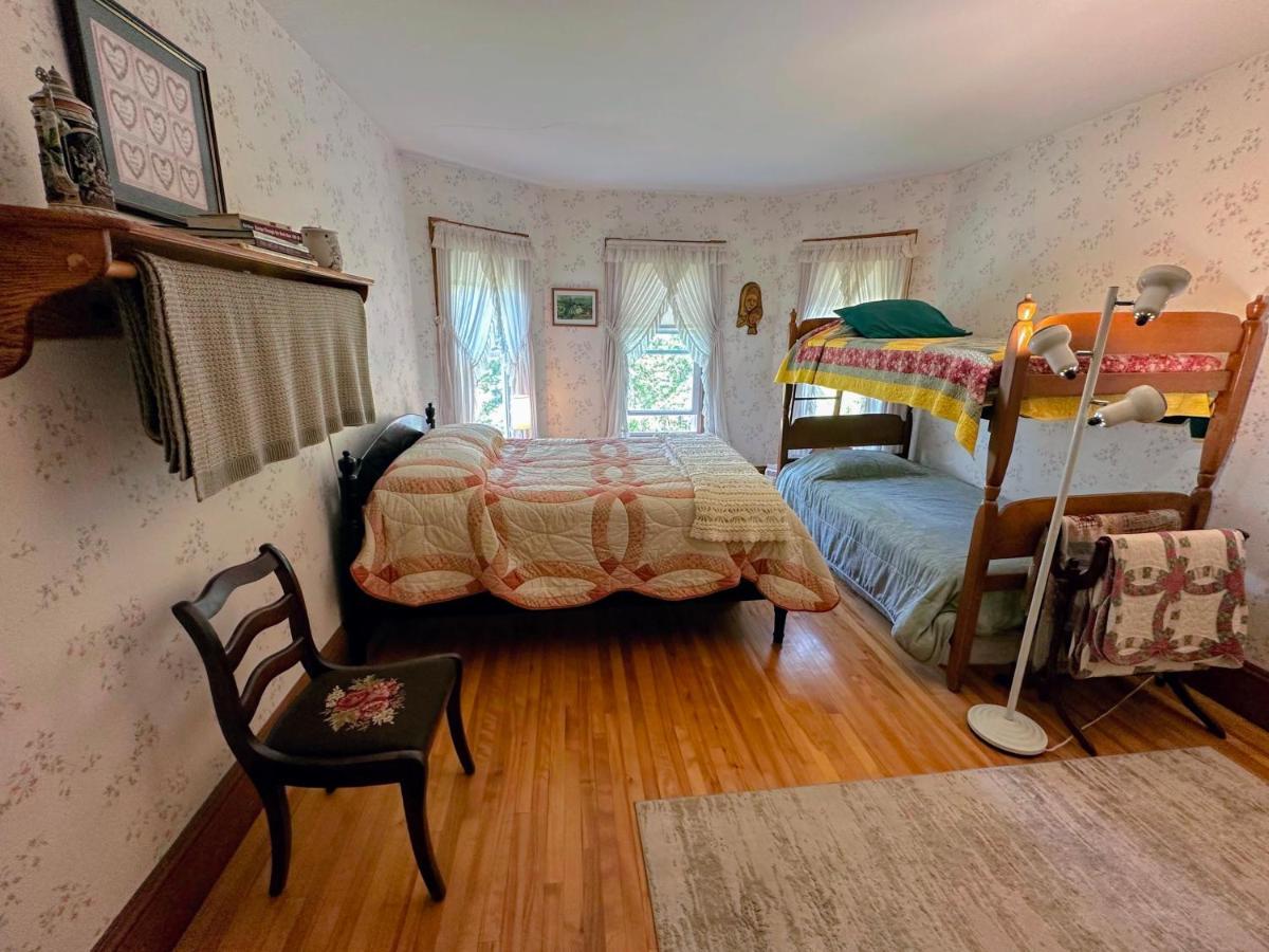 Whitefield Private 2 Bedrooms And 1 Bathroom In Grand Victorian Home In The Heart Of The Whiite Mountains! Great Host מראה חיצוני תמונה